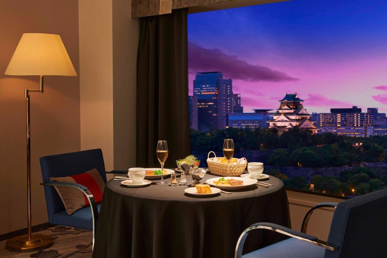 Hotel New Otani Осака Екстер'єр фото A view of the Osaka Castle from a suite at the hotel
