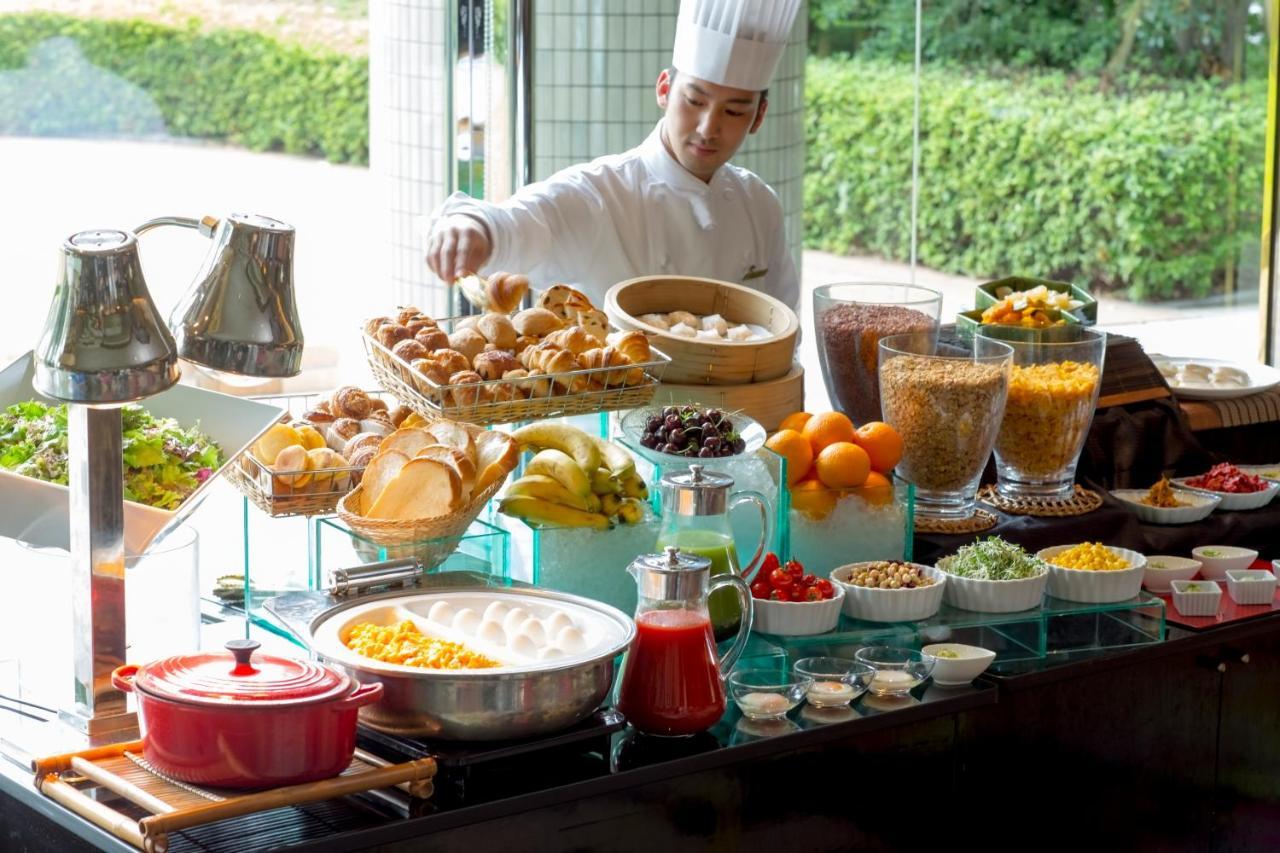 Hotel New Otani Осака Екстер'єр фото A breakfast buffet at a hotel