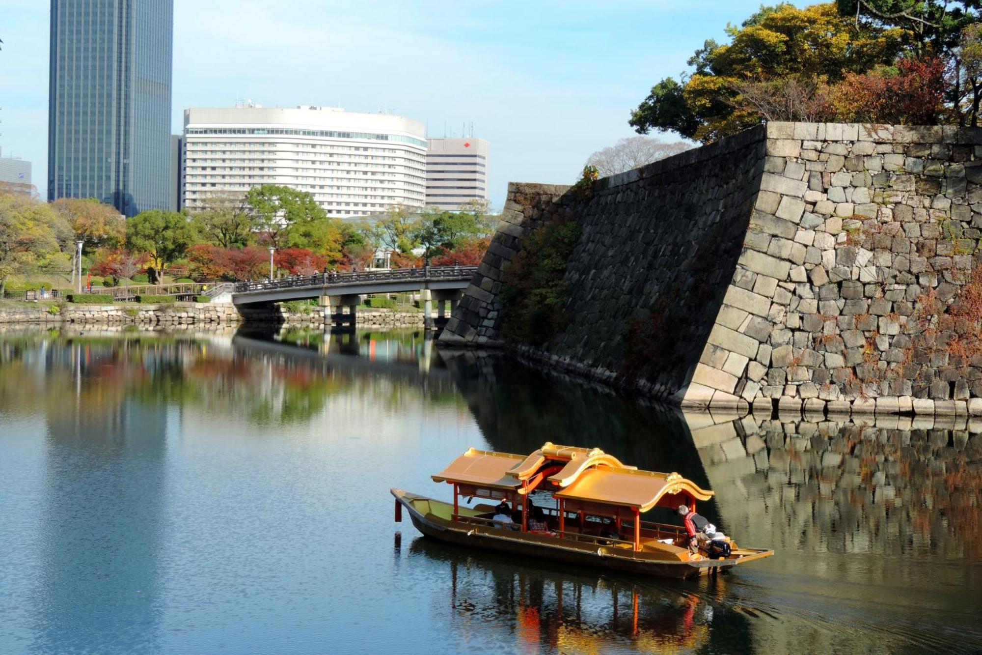 Hotel New Otani Осака Екстер'єр фото A traditional pleasure boat on the moat of Osaka Castle
