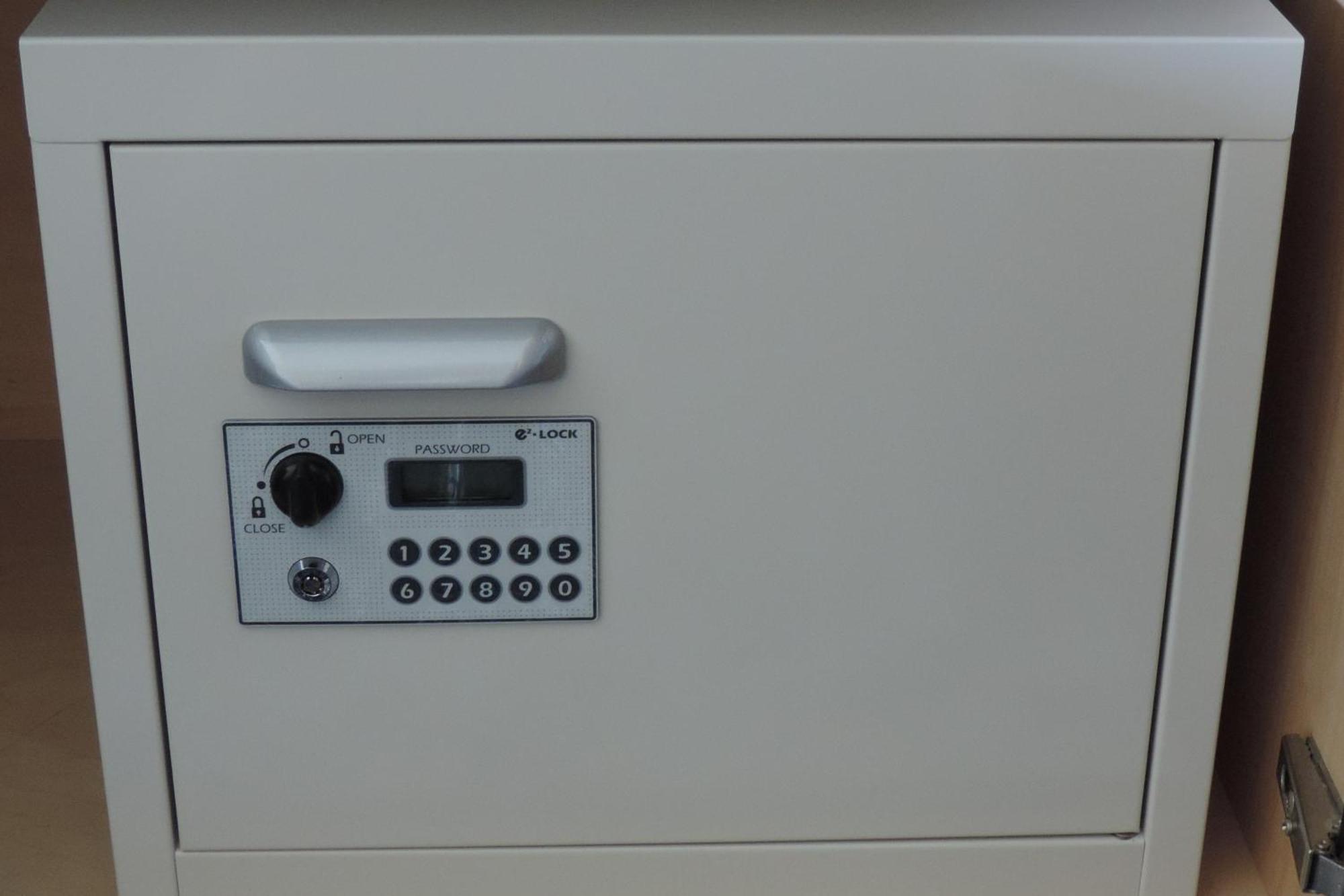 Hotel New Otani Осака Екстер'єр фото A safe