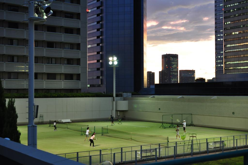Hotel New Otani Осака Екстер'єр фото Tennis courts at night