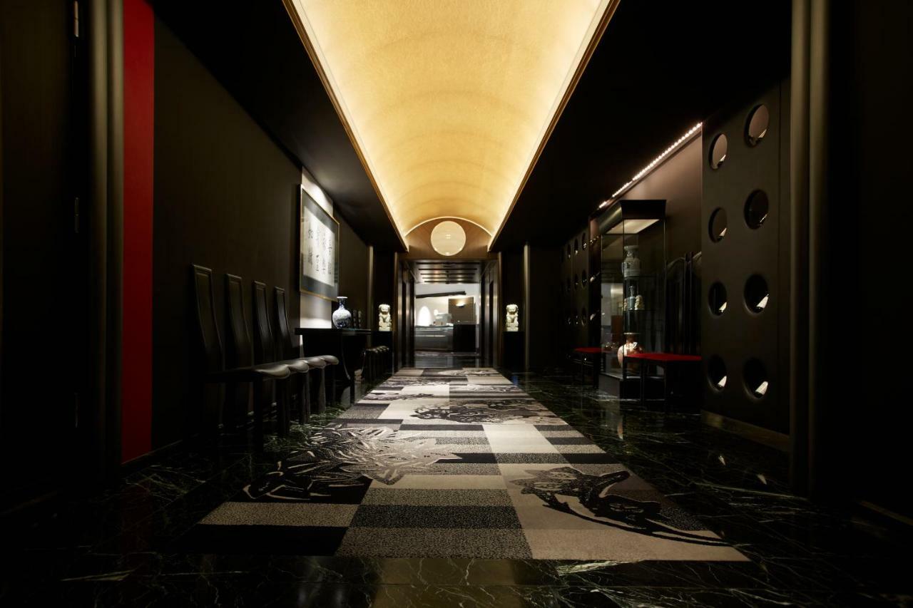 Hotel New Otani Осака Екстер'єр фото The interior of the hotel